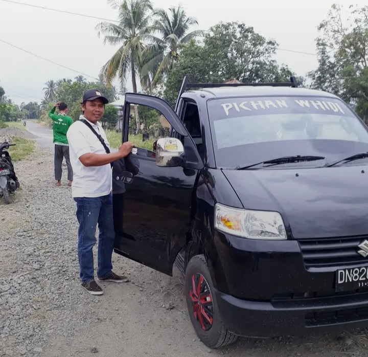 Ikadek Ramli Buntara Pengamat D.I Waru Lamala diApresiasi Petani Perbaiki Jalan rusak