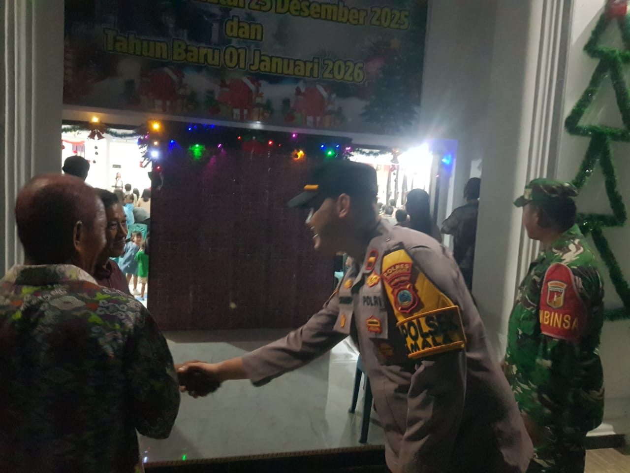 Kapolsek Lamala diDampingi Babinsa Koramil 1308-06/Lamala Pimpin Pam Gereja malam Natal.